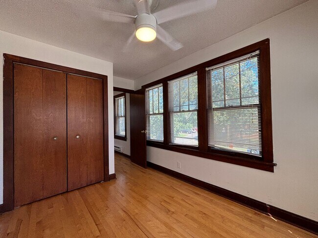Building Photo - 614 5th St NE