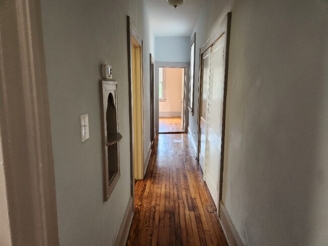 Building Photo - 1302 E Victory Dr