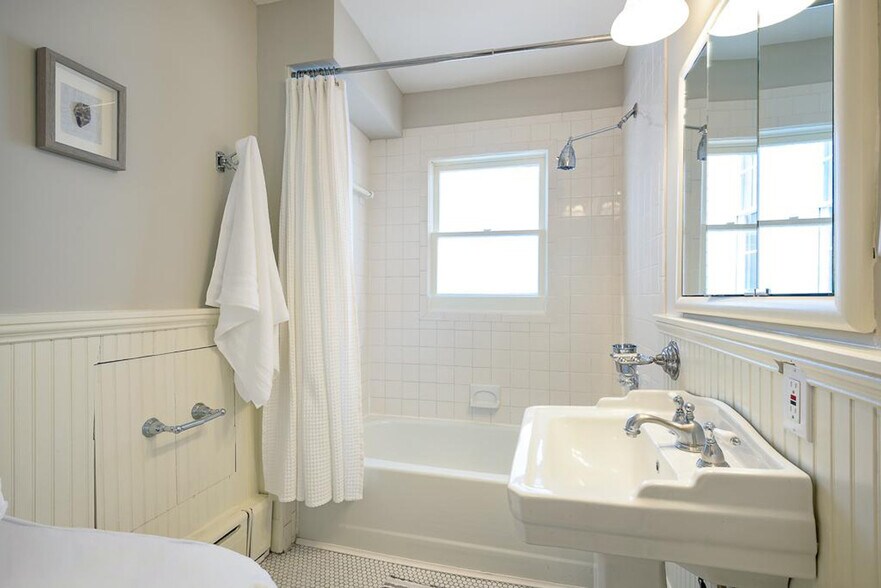 Building Photo - 27 3rd St NE