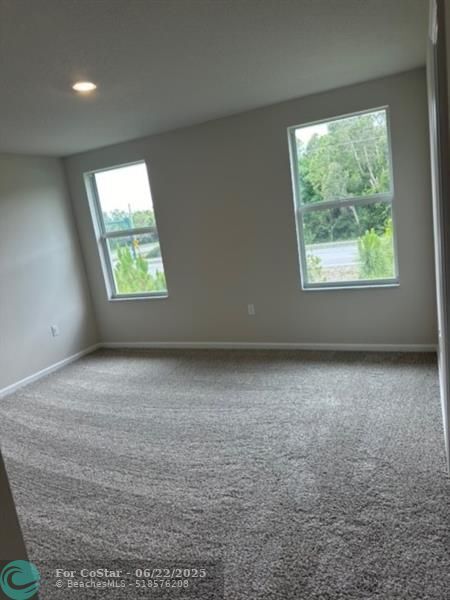 Building Photo - 5700 SE Edgewater Cir
