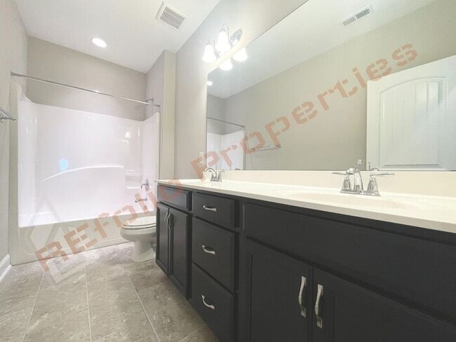 Building Photo - Beautiful 3 Bedroom Townhome with 3rd Floo...