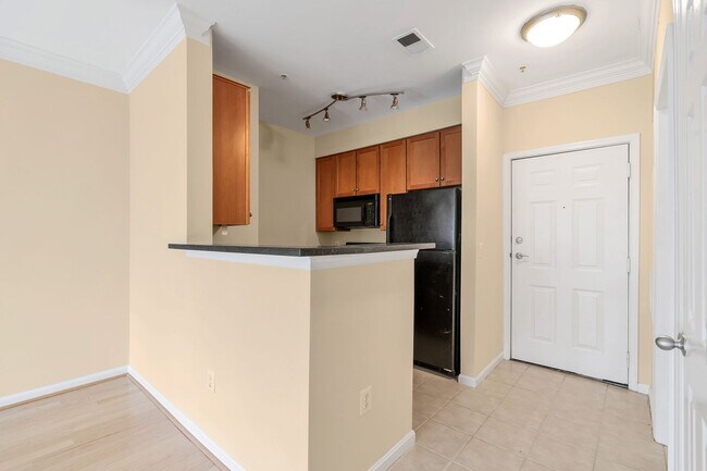 Building Photo - Beautiful 1 Bedroom 1 Bathroom Condo In Mu...