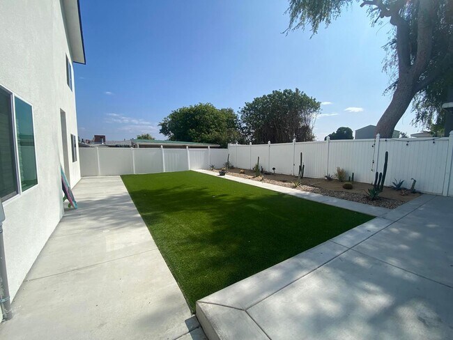 Building Photo - 4BD/2BA with great Yard!