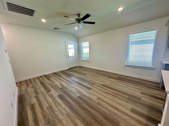 Building Photo - 3 bed 2 bath - Frenship ISD