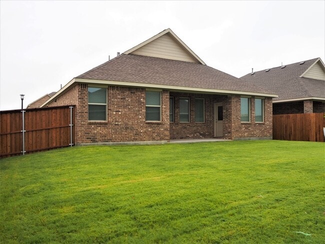 Building Photo - 1800 Lake Grove Dr