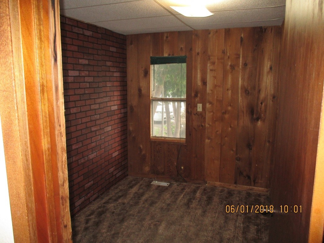 small bedroom - 514 9th St N