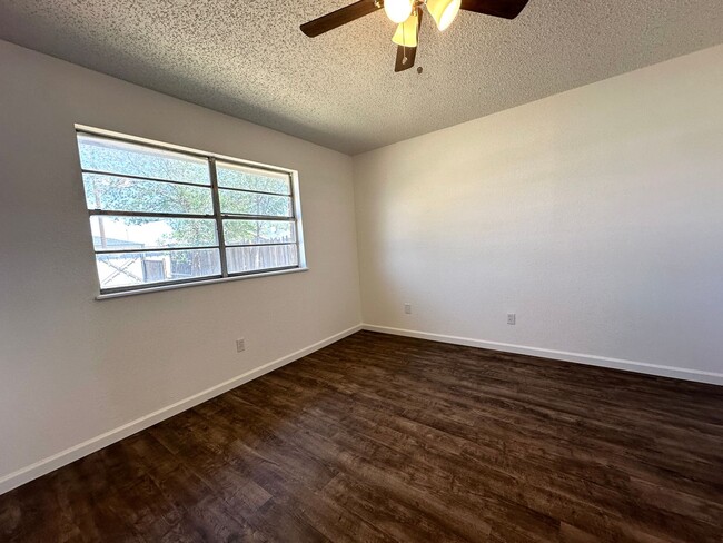 Building Photo - Updated 3 Bed/ 2 Bath Available!