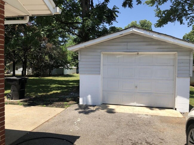 Building Photo - AVAILABLE JULY 15TH.  3 BEDROOM 1 1/2 BATH...