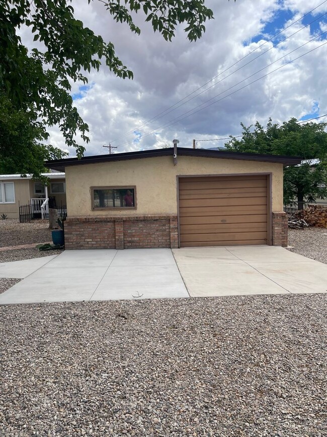 Building Photo - Charming fully furnished 2-bedroom, 1-bath home located in Beaver Dam, AZ!