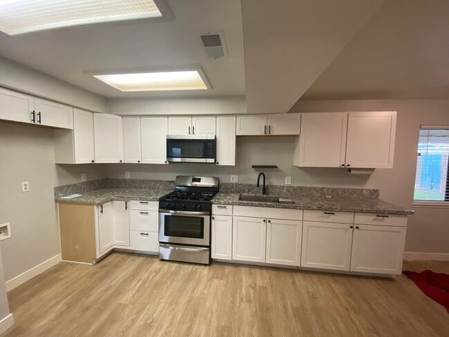 Building Photo - Recently Remodeled 3 BD 2 BA House in a Desirable SW Bakersfield