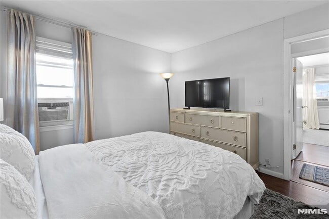 Building Photo - 557 Market St