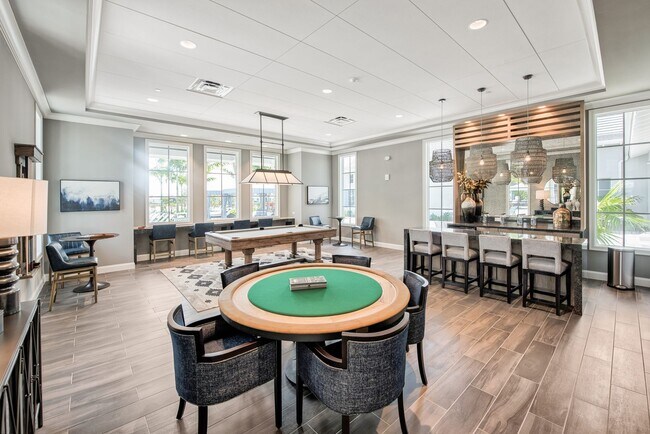 Building Photo - 2/2+Den Coach Home Available Annually!