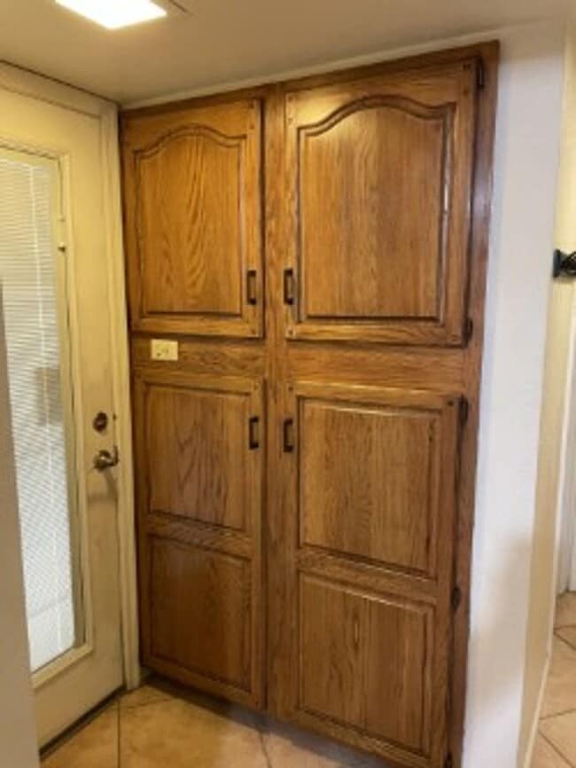 Building Photo - Spacious 3 bedroom, 3 bath, condo with a l...