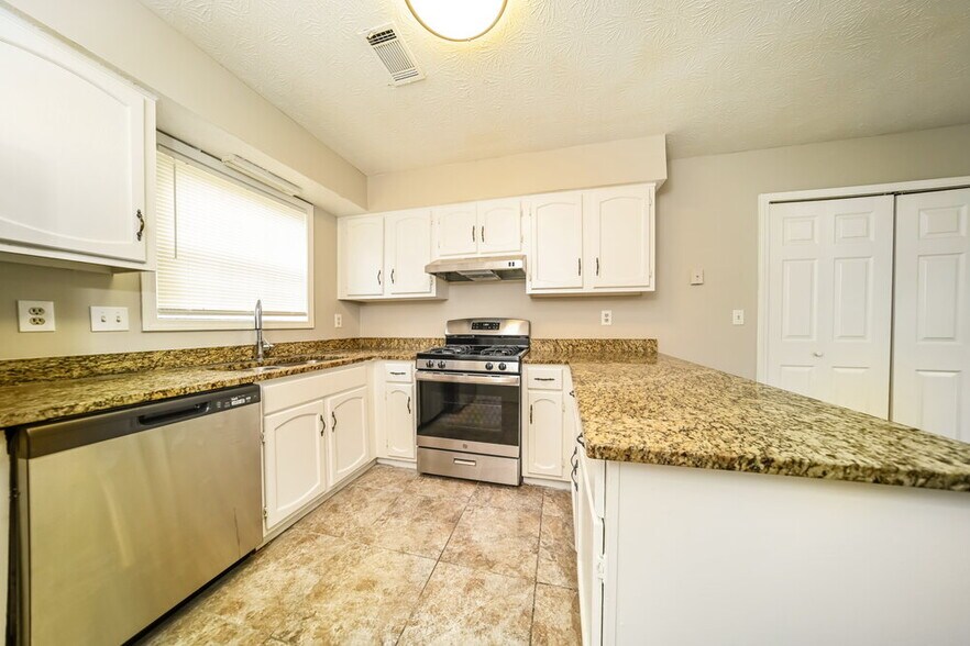Building Photo - 5951 Old Wellborn Trce