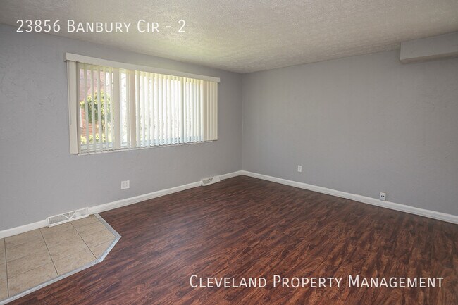 Building Photo - Updated 3 Bedroom Banbury Condo