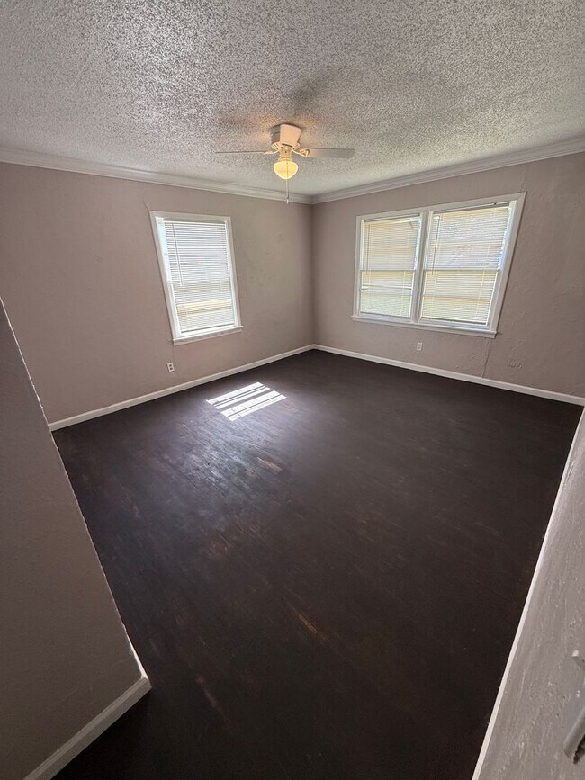 Building Photo - Available NOW! 4 bedroom 2 bathroom in Medical District