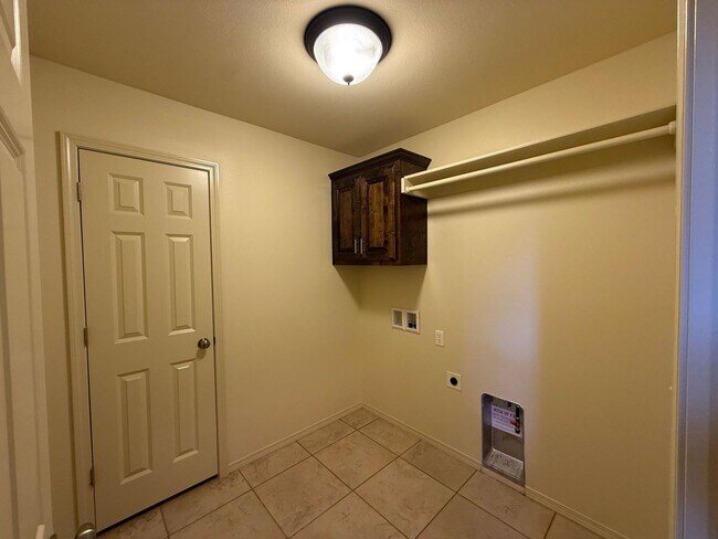 Building Photo - Welcome to your beautiful 3 bedroom home in the Battle Creek golf community!