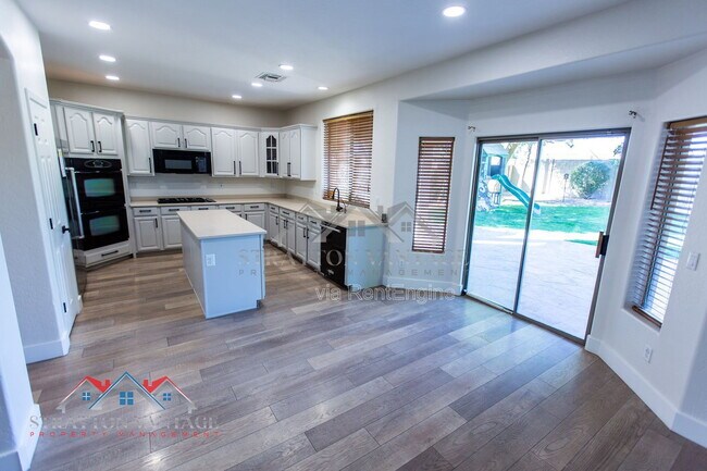 Building Photo - 14616 W Windward Ave