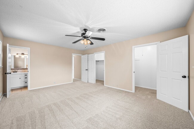 Building Photo - Open Concept 3/2/2, Minutes from LCU & Medical