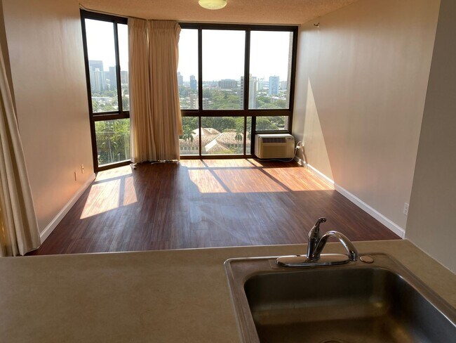 Building Photo - 2040 Nuuanu Ave