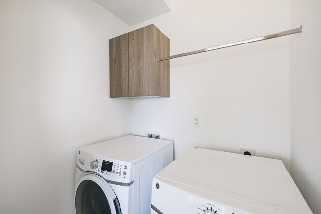 Building Photo - Welcome to this absolutely STUNNING Townhome!!