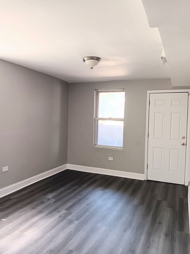 Building Photo - Gorgeous 4 bed, 2 bath located in the Heart of East Chicago