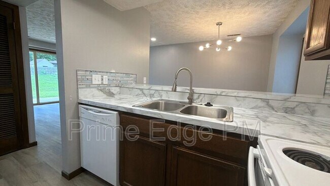 Building Photo - 6235 Holdrege-D5