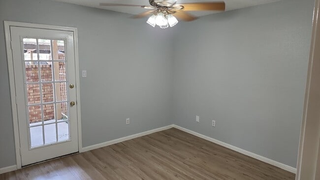 Building Photo - 11201 Lynbrook Dr