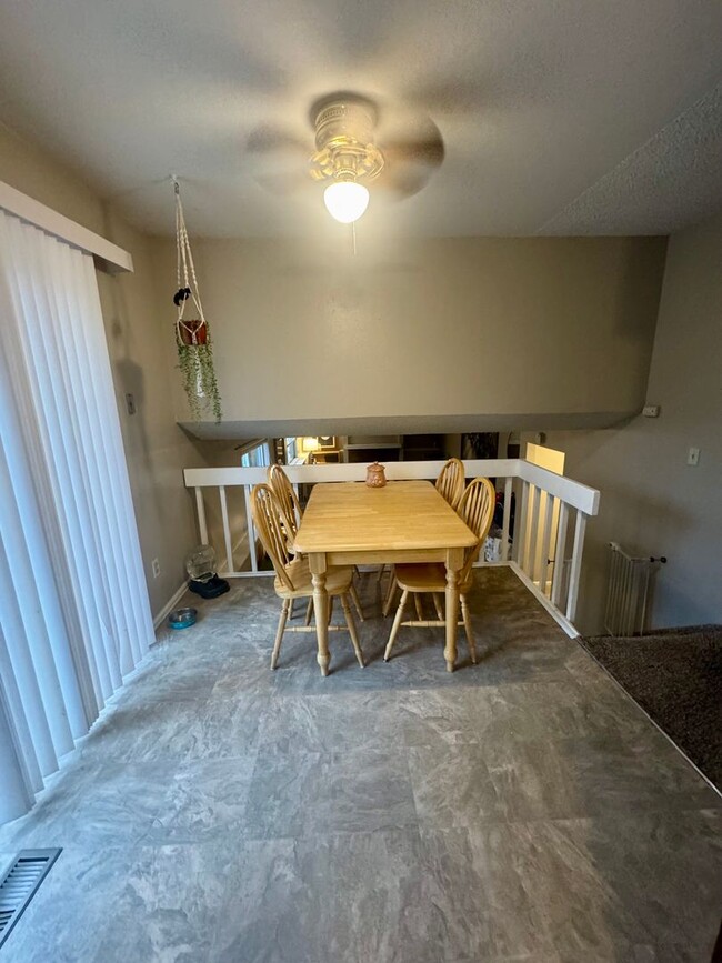 Building Photo - 3 bedroom/2 bath Centrally Located home in...