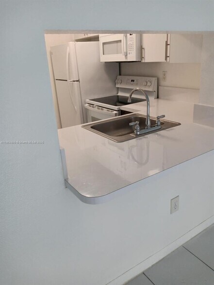 Building Photo - 9310 Fontainebleau Blvd
