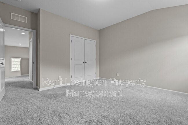 Building Photo - 220 Little Leaf Dr
