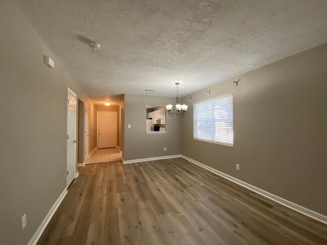 Building Photo - 2 Bedroom, 2 Bath End Unit Townhome in Bro...