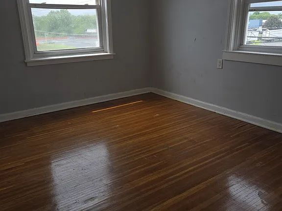 Building Photo - House for rent 4 bedroom and 2 complete bathroom, finished basement with kitchen, bathroom, parki...