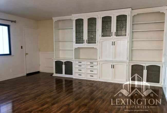 Building Photo - Wonderful, 3BD/2.5BA Home + Loft, in Oak C...