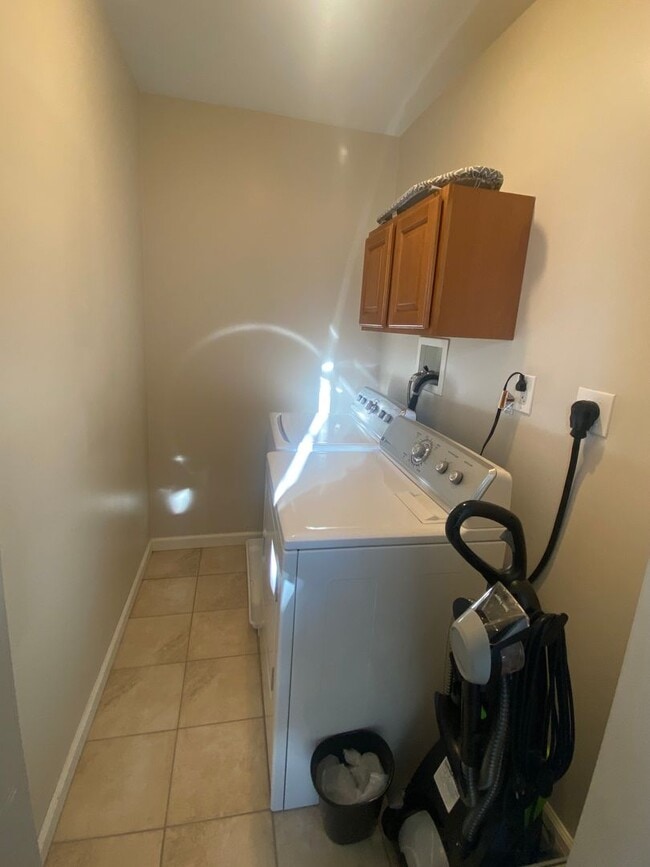 Building Photo - 2 Bedroom Home on Pius St Available April 1- Parking included.  Central Air.  Washer and Dryer.