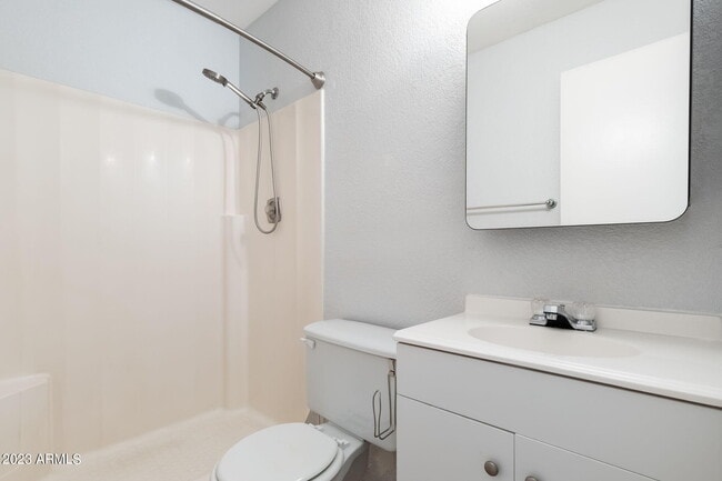 Building Photo - 964 W Hackamore St