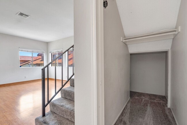 Building Photo - Thousand Oaks- Three Bedroom Condo