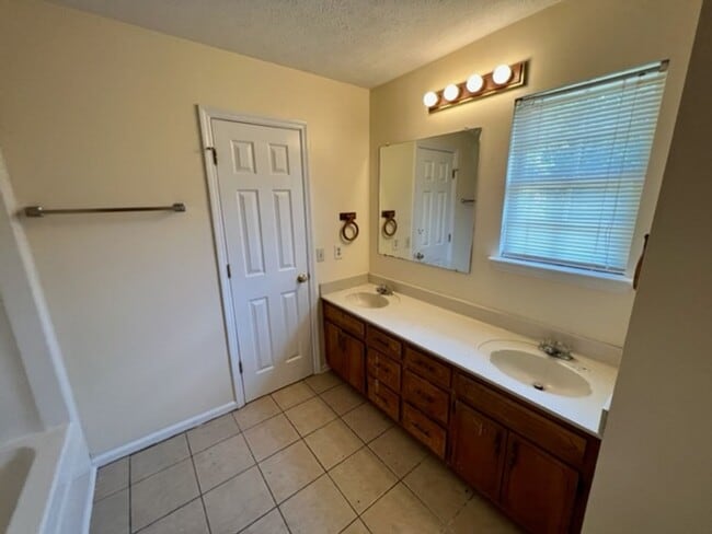 Building Photo - 2 Bed/1.5 Bath Towhome on Cul-De-Sac, *Backyard Privacy Fence*