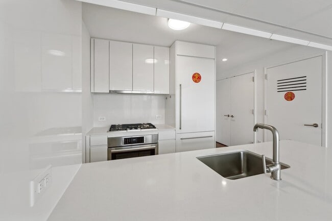 Building Photo - 99 Hudson St