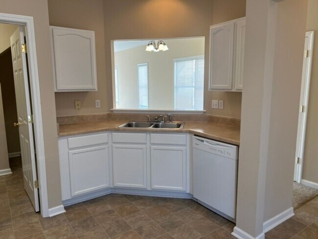 Building Photo - Newly Updated Townhome in Olde Town Village, Bluffton