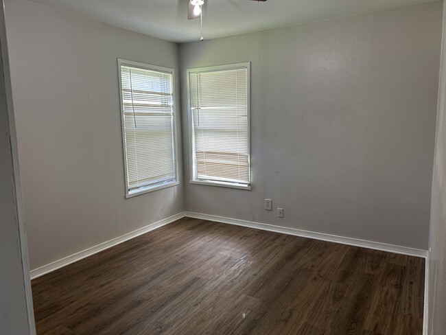 Building Photo - 851 Willow Dr