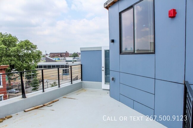 Building Photo - Luxury 2BR/2BA  unit with Large Roof deck!...