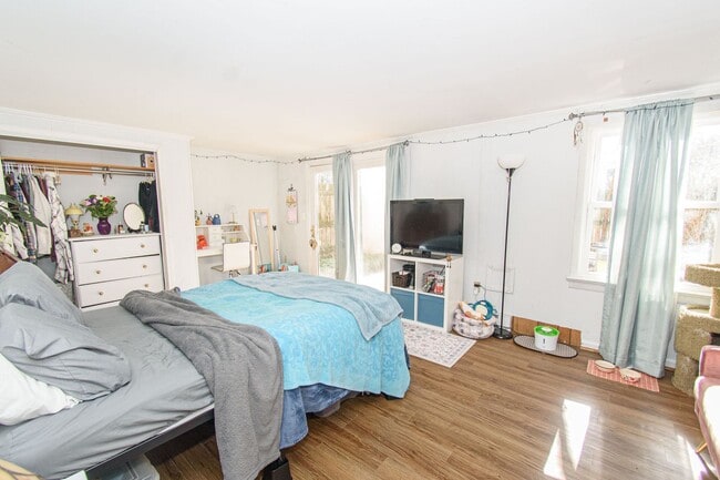 Building Photo - Charming 4 Bed 3.5 Bath Townhome