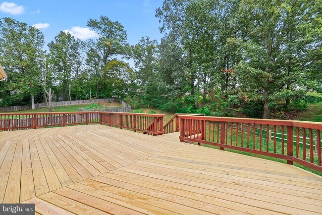 Building Photo - 18865 Crossroads Ct