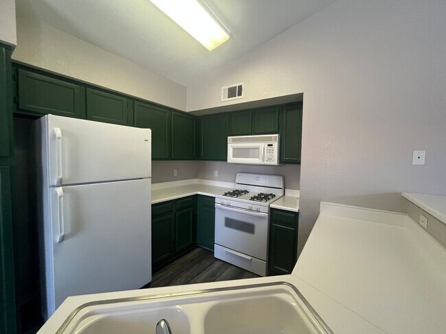 Building Photo - 2 bed, 2 bath condo located in gated community w/lush landscaping, 2 pools, spas, BBQ areas & clu...