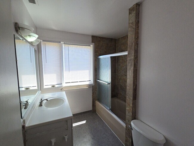 Building Photo - 4BD/2BA Eureka home close to schools, medical services