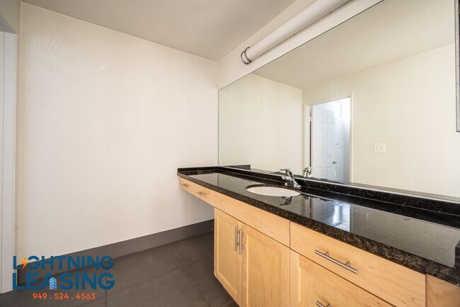 Building Photo - 886 Palm Ave