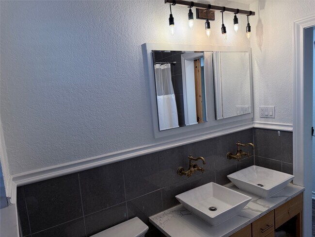 Building Photo - 2044 Des Jardines St