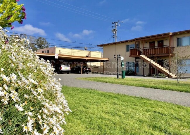 Building Photo - 926 Lupin Dr