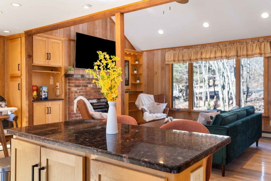 Building Photo - 320 Midland Ct